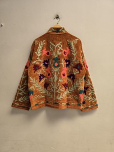เสื้อแจ็คเก็ตกำมะหยี่สีส้มสไตล์วินเทจสำหรับผู้หญิง งานปักลายดอกไม้สีสันสดใส ทำมือ สไตล์ชาติพันธุ์โบฮีเมียน ขายส่งสำหรับส่งออก - Product Image 2