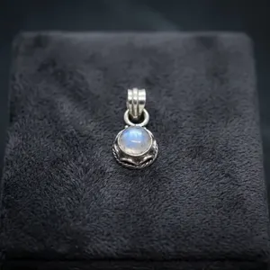 Colgante de Piedra Lunar Arcoíris Moonlit Whisper en Plata de Ley 925, Joyería Unisex de Intuición Suave para Uso Diario - Product Image 4