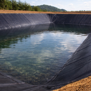 Geomembrana Tejida de HDPE |   Revestimiento Reforzado Impermeable para Estanques |   Lámina de Revestimiento para Canales, Agricultura y Vertederos - Product Image 2