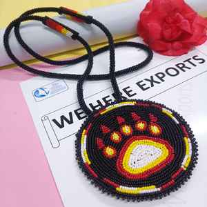 Collier pendentif patte d'ours perlé fait main avec perles noires, rouges, jaunes et blanches et cordon long pour un style artistique traditionnel - Product Image 4