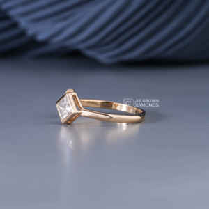 Anillo de Moissanita con Corte Princesa en Oro Amarillo de 14K para Mujer, Lujoso, 0.43 Quilates de Peso Total, 1.84 Gramos, Joyería Fina para Boda o Compromiso - Product Image 3