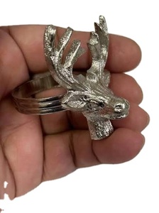 Anneau de serviette de table fait à la main en Inde, finition dorée, forme de cerf, en aluminium, taille personnalisable - Product Image 4