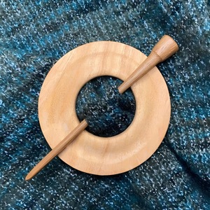 Épingles à châle en bois, marqueurs de mailles ronds, supports de ciseaux faits à la main pour le travail du fil et des écharpes - Product Image 5