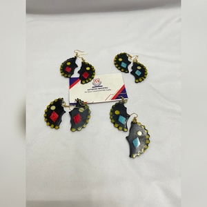 Auténticos Pendientes de Hueso Natural Hechos a Mano con Artesanía India Multicolor, Creados por Habilidos Artesanos Rurales - Product Image 2