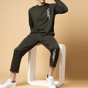 ชุดเสื้อสเวตเชิ้ตและกางเกงขายาวสีเขียวมะกอกเข้มสำหรับผู้ชาย พิมพ์ลายแนวตั้ง คอกลม ชุดเซ็ต 2 ชิ้น - Product Image 3