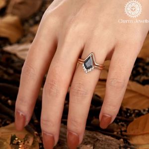 Bague de fiançailles vintage géométrique en or rose avec moissanite taille triangle et sertissage à griffes Charm_Jewells pour femme - Product Image 6