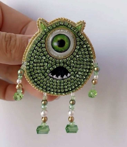 Broche artisanale unique en broderie perlée, motif floral artistique, avec cristaux, pour vestes, robes et usage mode - Product Image 1