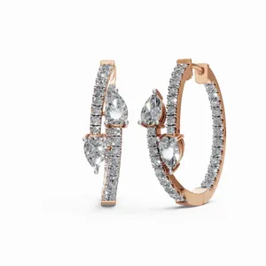 Pendientes de Aro con Diamantes Redondos y en Forma de Pera de la Colección Veronica Spear of Radiance, 64 Piezas de Pendientes de Diamantes en Venta - Product Image 1