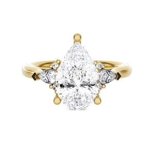 Anillo de compromiso de oro amarillo de 14 quilates con diamante de corte pera de 3 quilates y piedras laterales - Product Image 1