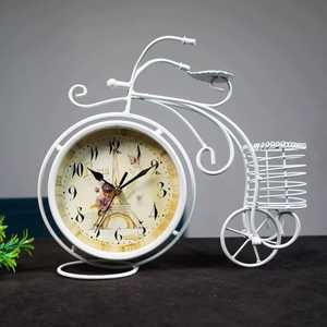 Horloge de table élégante en or avec chiffres romains, cadran blanc classique, horloge analogique ronde, accessoire vintage pour la maison ou le bureau - Product Image 3