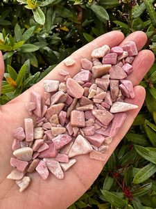 Vente en gros de copeaux d'opale rose polie, pierres d'agate concassées 3-5 mm pour la décoration de la maison et les fêtes, achetez en ligne chez AMAYRA CRYSTALS EXPORTS - Product Image 2