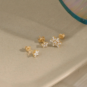 Pendientes de lujo con diamantes cultivados en laboratorio, talla brillante redonda, en oro amarillo con diseño floral. - Product Image 3