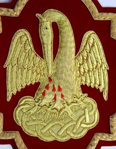 Aplique de Pelícano Bordado a Mano de Lujo para Vestimenta Católica con Efecto 3D en Terciopelo Rojo Oscuro - Product Image 4