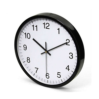 Jam Dinding Logam Berlapis Emas Klasik dengan Kalender dan Sentuhan Dekoratif Elegan Bergaya Antik untuk Dinding Ruang Tamu.