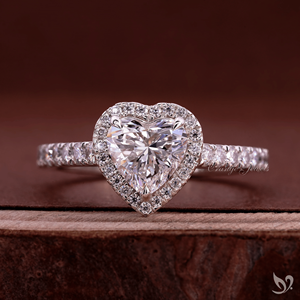 Anillo de Compromiso con Diamante de 1 Quilate en Forma de Corazón con Halo, Piedra Cultivada en Laboratorio, Banda Brillante con Pavé, Oro Blanco - Product Image 1