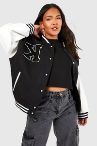 Chaqueta bomber de béisbol con mangas de PU estilo varsity, diseño personalizado, color negro, para mujer, talla grande. - Product Image 2