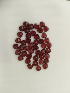 Granat rouge naturel 7MM, coupe en forme de cœur, pierre précieuse de qualité supérieure pour la fabrication de bijoux - Product Image 1