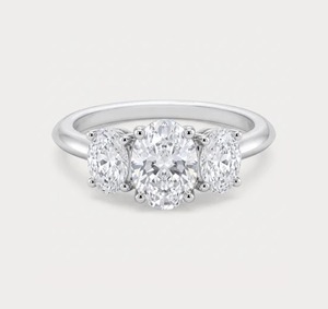 Bague de fiançailles en or blanc 14 carats avec trois diamants ovales de 1,92 carats de poids total, cultivés en laboratoire, EF VVS, pour femmes - Product Image 1
