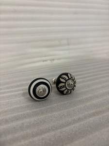 Boutons de tiroir en céramique peints à la main noir et blanc, poignées décoratives pour armoires, poignées de meubles artistiques uniques, boutons en céramique de qualité supérieure - Product Image 3