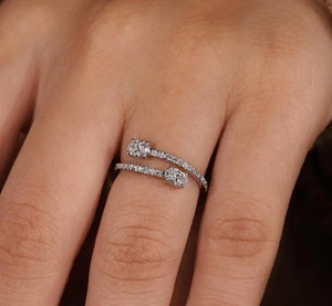 Bague de fiançailles unique en or jaune 18 carats avec deux diamants ovales de laboratoire couleur E VVS2 0,73 carat, sertis en bypass, pour empilage - Product Image 1