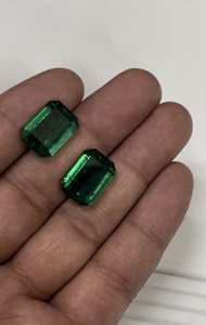 Paire de pierres d'émeraude zambienne naturelle de 20 carats, taille émeraude, couleur vert vif, qualité supérieure, certifiées IGI, Sadiya International - Product Image 5