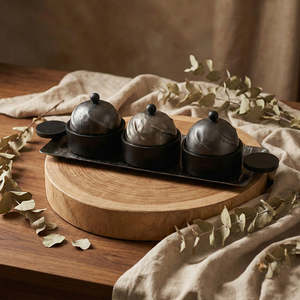 Ensemble de bols de service modernes de luxe avec couvercle en dôme doré et plateau, bols en métal faits à la main pour servir les aliments avec plateau en bois et poignées - Product Image 5