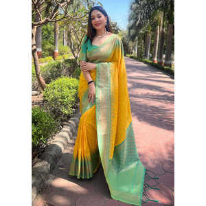 ชุดส่าหรีผ้าไหมเนื้อนุ่มสีเหลืองลายดอกไม้ขอบผ้าปักดิ้นทอง พร้อมชุดผู้หญิงลายปักดิ้นทองตัดกัน - Product Image 3