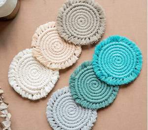 แผ่นรองแก้วมาคราเม่คุณภาพพรีเมียม หลากสีสัน ดีไซน์ทันสมัย ทำจากผ้าฝ้าย กันลื่น เป็นมิตรกับสิ่งแวดล้อม เหมาะสำหรับใช้ในบ้านและสำนักงาน - Product Image 3