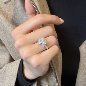 Anillo de compromiso de oro amarillo con diamante de laboratorio marquesa de 2.19 quilates, chapado en rodio, con corazón inclinado y trío de perlas - Product Image 3