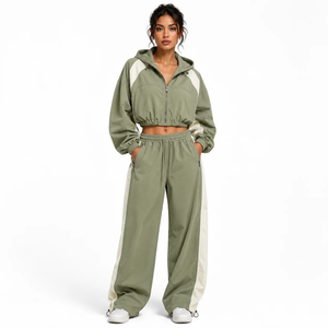 Ensemble survêtement coupe-vent court Vocksin pour femme, vert sauge, léger, avec sweat à capuche zippé imprimé et pantalon large 100 % coton - Product Image 1
