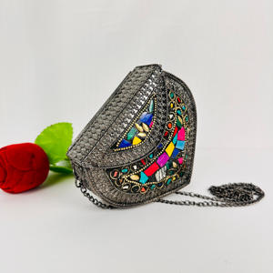 Nouvel arrivage de sacs à main pour femmes avec chaînes en métal par Falak World Export - Product Image 4