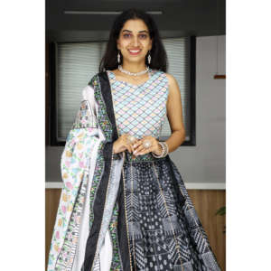 Compre nuestra exclusiva combinación geométrica floral impresa Lehenga Vibrant Showcase Be Latest Ethnic Accessories - Product Image 1