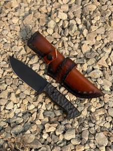 Cuchillo de Camping Personalizado Iron Crown Forge con Hoja de Acero con Alto Contenido de Carbono con Recubrimiento en Polvo Negro y Mango de Micarta No Ajustable - Product Image 3
