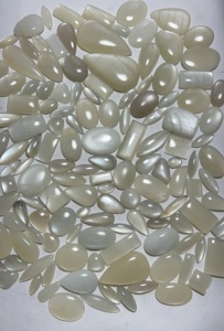 Piedras Preciosas Sueltas Hechas a Mano de Piedra Lunar Blanca de Melocotón de Forma Mixta Natural, Gemas Trimurti de Rajastán para Joyería Personalizada - Product Image 1