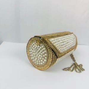 Bolso de noche dorado de gama alta Base metálica dorada Patrón texturizado intrincado Sling Clutch Escultura Moderno Pulido Antiguo - Product Image 6