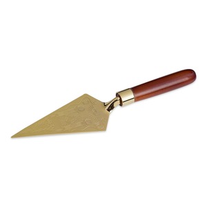Truelle avec manche en bois et lame dorée décorée, cadeau maçonnique, manche en bois couleur or, matériau bois - Product Image 1