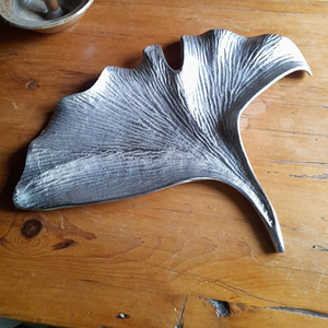Assiette en forme de feuille unique, finition argentée, idéale pour la décoration de table de salon et l'utilisation sur comptoir de cuisine, vente en gros depuis l'Inde - Product Image 1