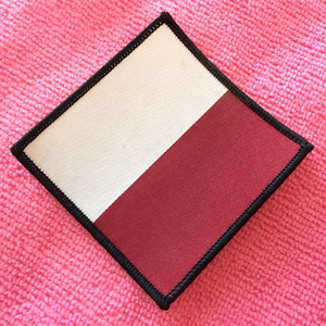 Parche Tejido Personalizado con Detalles de Hilo Fino, Etiqueta de Tela Suave para Prendas - Product Image 1