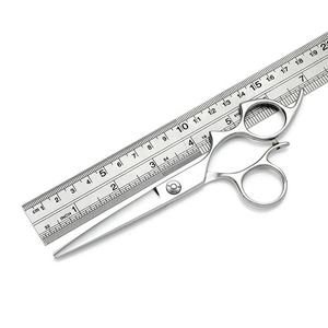 กรรไกรตัดผมมืออาชีพสำหรับช่างตัดผม  ใบมีดตรงคม  ขนาด 5.5/6 นิ้ว  ทำจากเหล็กกล้าไร้สนิม 4Cr13  ขัดเงาอย่างดี  สำหรับคนถนัดขวา  ฟันเลื่อยเบอร์ 32 - Product Image 4