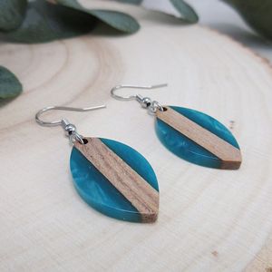 Boucles d'oreilles suspendues personnalisées en bois et résine, écologiques, faites à la main, artistiques et élégantes pour femmes, pour fêtes, mariages, occasions décontractées et mode - Product Image 1