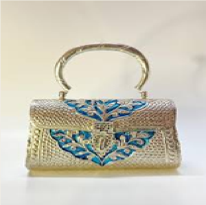 Bolso de mano vintage de latón dorado decorado con motivos de hojas festoneadas, cierre ornamental y correa de cadena, a precios de mayorista. - Product Image 4