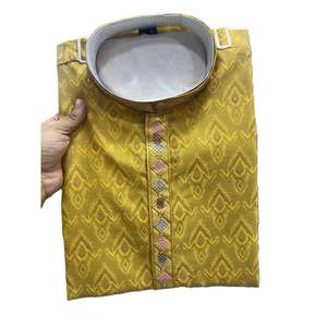ATTRACTIVE SOIE JACQUARD BRODERIE PATTI ET BOUTON FANTAISIE TRAVAIL HOMME KURTA PYJAMA JAUNE - Product Image 2