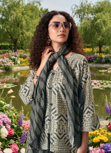 Ensemble coordonné à imprimé floral de haute qualité pour femmes, style ethnique contemporain, kurta asymétrique, pantalon et foulard assortis, pour les occasions spéciales, en polyester. - Product Image 2