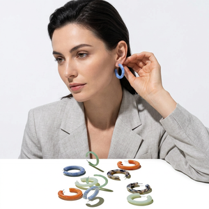 Boucles d'oreilles pendantes artistiques faites à la main en résine moderne, motif Fée Amour, couleur personnalisable, pour un look affirmé - Product Image 1