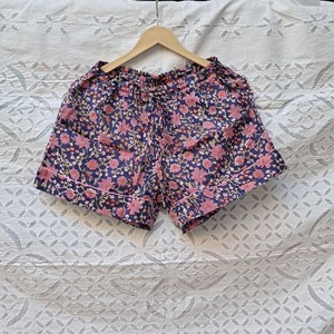 Ensemble de pyjama pour femme en coton à imprimé floral dense Dahlia bleu marine et rose, chemise à manches courtes à col en V et short assorti - Product Image 2