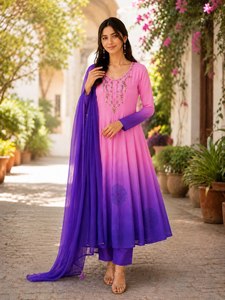 Conjunto de pantalón y kurti acampanado de gasa con bordado en el cuello, estilo Anarkali, en tono ombre rosa y morado, ropa étnica india y pakistaní, de moda. - Product Image 2