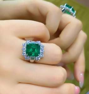 Anillo de Compromiso y Boda de Esmeralda Colombiana de Lujo, Esmeralda Cultivada en Laboratorio, Plata de Ley, Chapado en Oro Blanco, Elegante Anillo con Gema Verde - Product Image 4