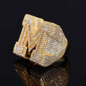 Anillo con Letra M Grande, Estilo Iced Out, con Diamantes Moissanite VVS en Corte Baguette, Anillo de Sello con Inicial, Unisex, Joyería Hip Hop - Product Image 3