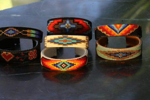 Magnifiques bracelets tendance, design brodé, bracelets en cuir véritable faits à la main, broderie multicolore, bracelets à perles tendance - Product Image 4