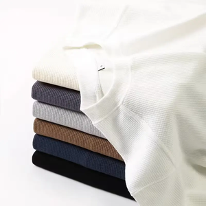 T-shirt à manches longues en tricot gaufré pour homme MAX WORLD ENTERPRISES, logo brodé sur le devant, col rond, coupe décontractée, 100% coton - Product Image 1